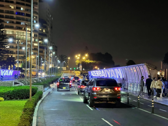 Perunun məşhur körpüsü Azərbaycan bayrağının rənglərində -    FOTO   