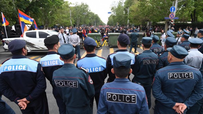    Ermənistanın eks-prezidenti Sarkisyan İrəvanda etirazçılara baş çəkib   