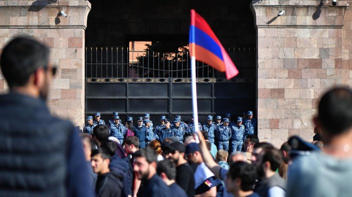   Yerevanda etirazlar:  Hökumət binasının girişi bağlandı -  YENİLƏNİB   