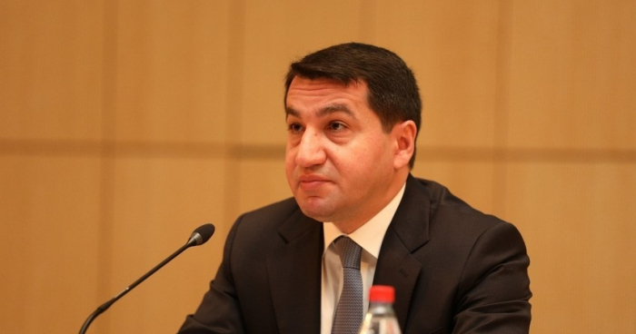   Hikmet Hajiyev traf sich mit dem Sekretär des Sicherheitsrates Armeniens  