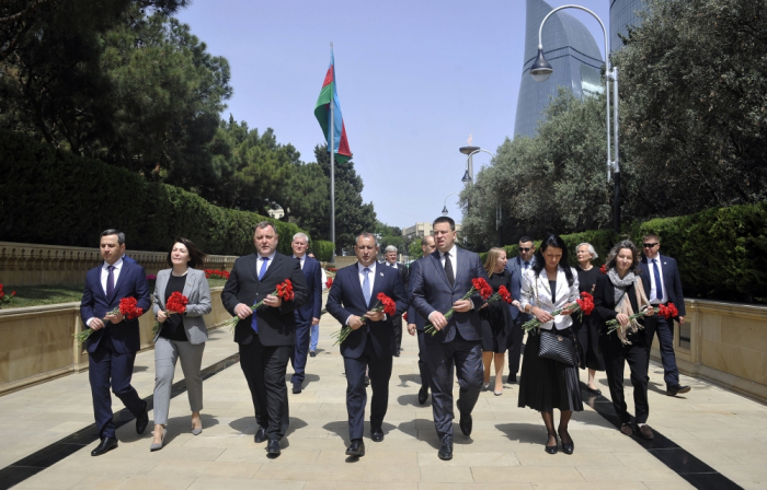 Estonian parliamentary delegation pays respect to Azerbaijani martyrs
