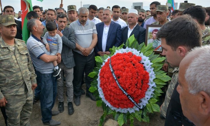    10 ay komada qalan müharibə qazisi dəfn edildi -    FOTOLAR      