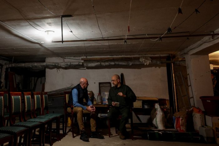       Odessaya raket atıldı:    Şarl Mişellə Şmıqal sığınacaqda görüşdü  
   