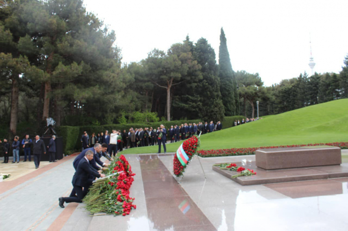 Botschafter der Ukraine und Georgiens besuchen das Grab von Heydar Aliyev  - FOTO  