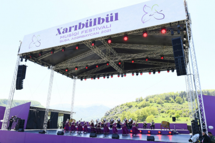  5. "Kharibulbul" Festival hat in Schuscha begonnen und der Präsident und die First Lady nehmen an der Eröffnung teil 