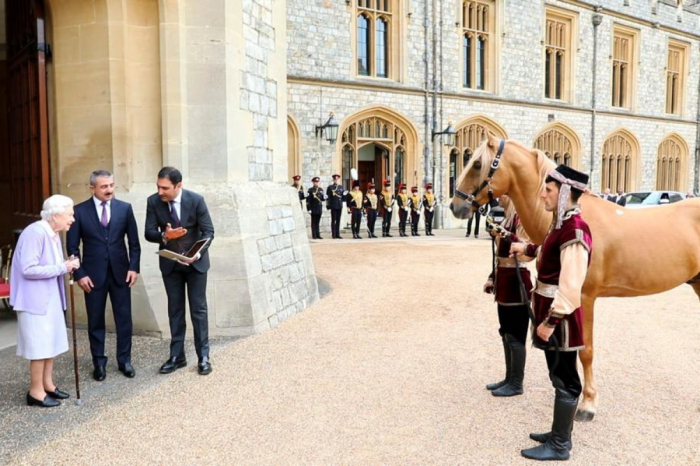  Karabach-Pferd an Königin Elisabeth II. überreicht – FOTO – VIDEO  