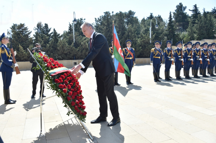  Presidente de Lituania visita Callejón de los Mártires en Bakú 