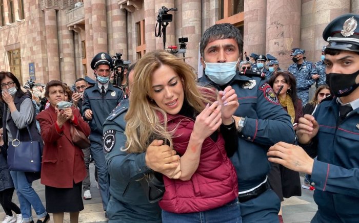    İrəvanda aksiyalar davam edir:    Polis etiraçıları saxlayır     
   