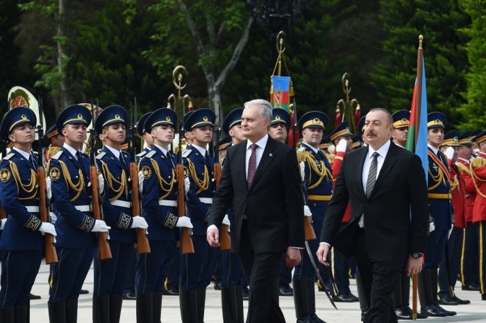  Celebran en Bakú la ceremonia oficial de bienvenida para el presidente de Lituania 