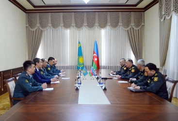 Azerbaiyán y Kazajstán hacen hincapié en la necesidad de fortalecer la cooperación militar