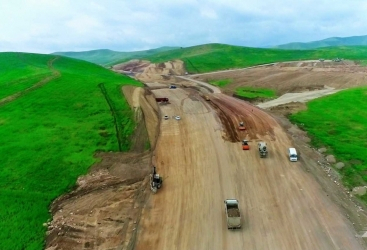  Continúa la construcción de la autopista Fuzuli-Hadrut en Azerbaiyán 