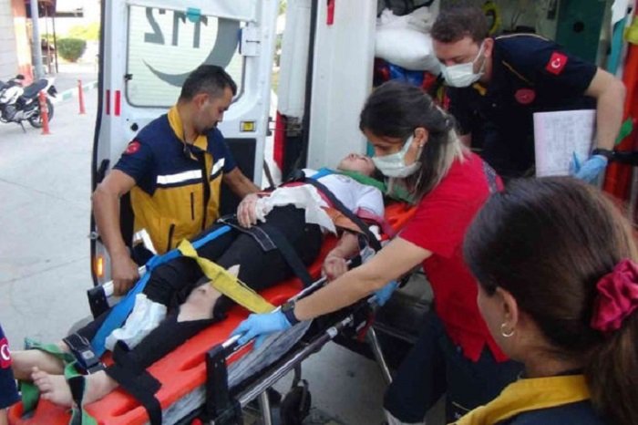 Türkiyədə məktəbliləri daşıyan avtobus yük maşını ilə toqquşdu