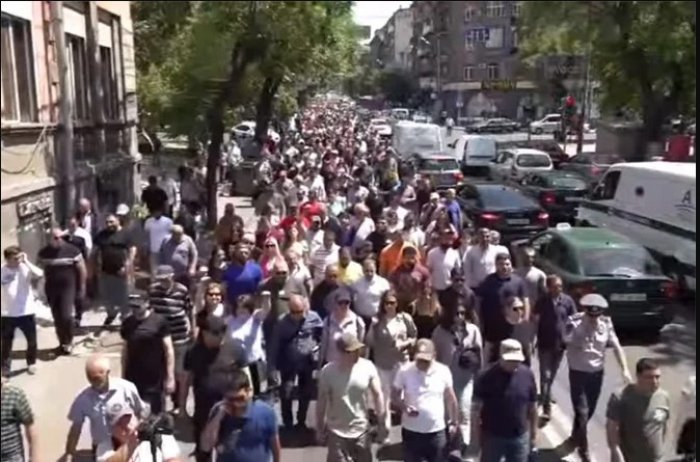    Ermənistan müxalifəti Baş prokurorluğun önündə aksiya keçirir-  VİDEO  