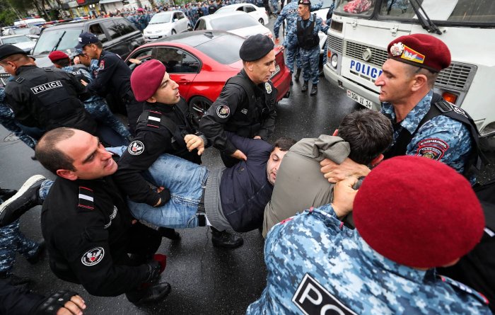    Ermənistanda polis aksiya iştirakçılarına güc tətbiq edib -    VİDEO      
