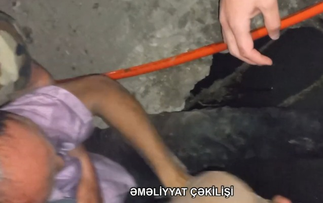    Su arxına yıxılan gənc xilas edildi -    VİDEO       
