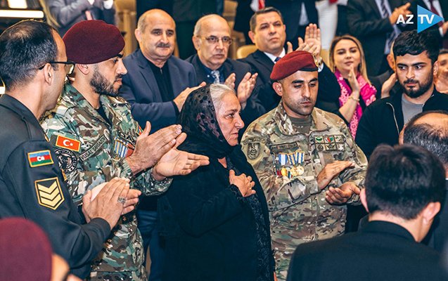    Polad Həşimovun anasını efirdə ayaqüstə alqışladılar -    VİDEO     
   