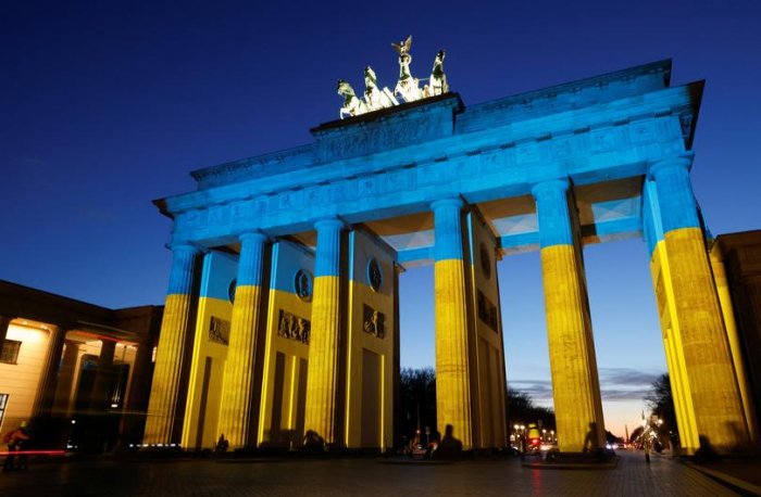 Berlin Ukrayna səfirinin bayraqlarla bağlı tənqidlərinə cavab verdi  
