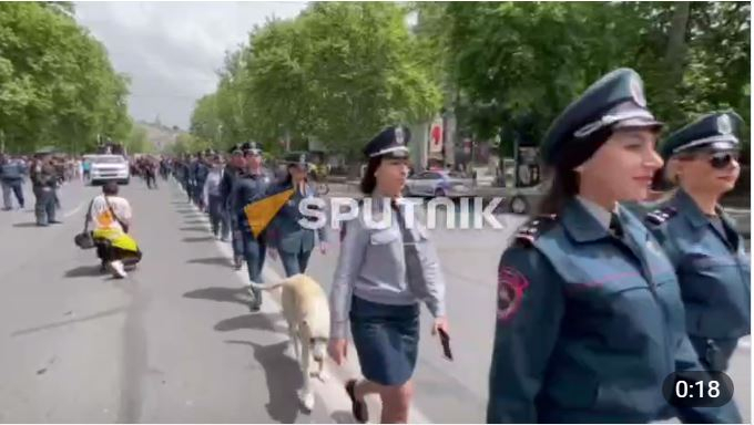 Paşinyan hər etirazçıya qarşı bir qadın polis çıxardı -    VİDEO      