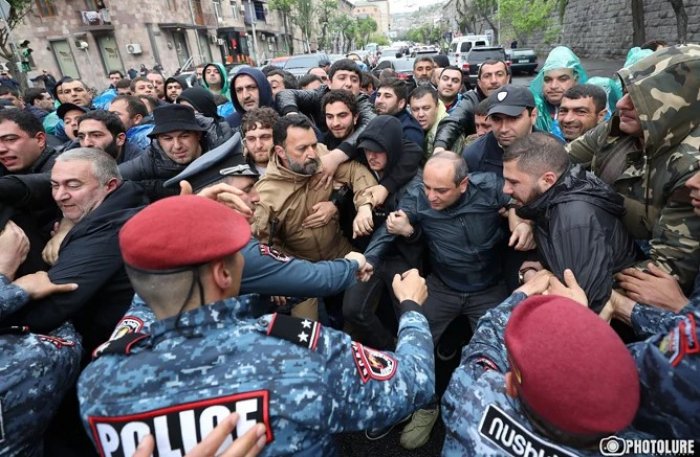    İrəvan aksiyalarında onlarla müxalifətçi saxlanılıb   