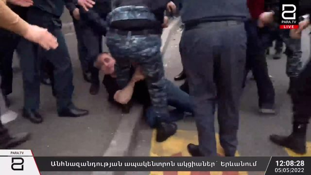    İrəvanda polislə etirazçılar arasında dava düşdü -    VİDEO      