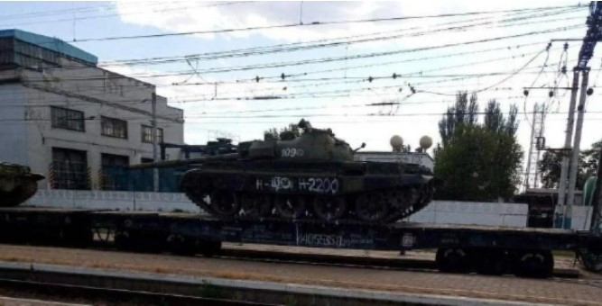    Rusiya cəbhəyə 60-cı illərin tanklarını daşıyır -    VİDEO      