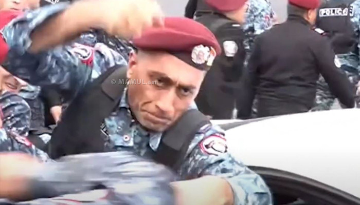   Etirazçıya yumruq vuran erməni polis cəzasız qalıb -    VİDEO     
   