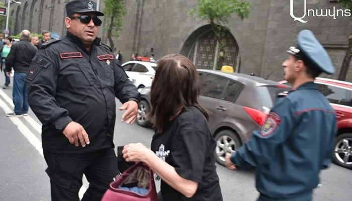    İrəvanda polis jurnalistə hücum edib   
