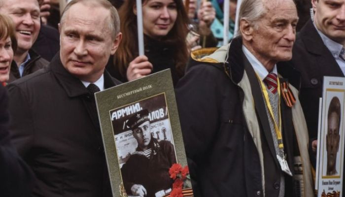    Putin yürüşə atasının fotosu ilə qatıldı -   VİDEO      