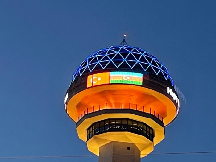 La Torre Atakule de Ankara se ilumina con los colores de la bandera de Azerbaiyán
