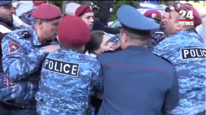    Polis deputat Anna Mkrtçyanı sürüyüb apardı -    VİDEO      