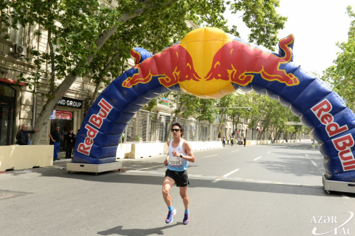   Le coureur russe Rinas Akhmadeïev remporte le Marathon de Bakou 2022  