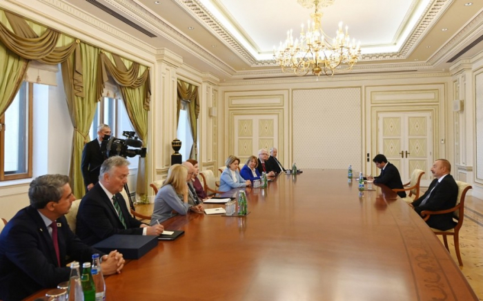   El Presidente de Azerbaiyán recibe a los copresidentes y miembros del consejo de administración del Centro Internacional Nizami Ganjavi  