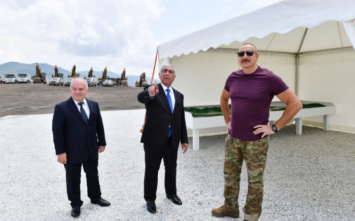   Ilham Aliyev se familiariza con la construcción del Aeropuerto Internacional de Lachin  