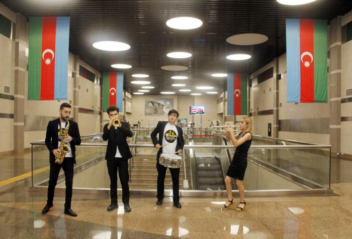    Bakı metrosunda musiqili fləşmob -    FOTOLAR  
      