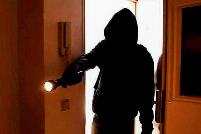 Poçtdan seyf oğurlanıb