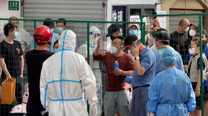   Shanghai residents in local lockdown confront hazmat-clad officials -   NO COMMENT    