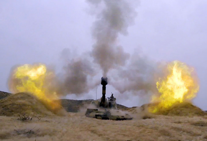   Raketen- und Artillerieeinheiten der aserbaidschanischen Armee führen taktische Übungen mit scharfem Feuer durch -   VIDEO    