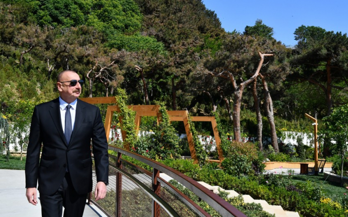   Aserbaidschanischer Präsident sieht sich die Arbeiten an, die im neu gebauten „Tschambarakend“-Park durchgeführt wurden  