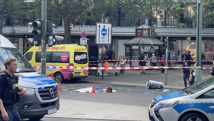 1 dead, several injured after car strikes pedestrians in Berlin
 