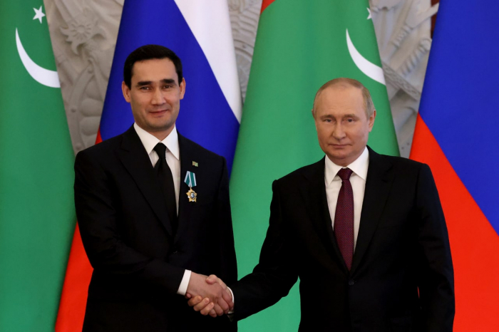    Putin Türkmənistan prezidentinə orden verdi   