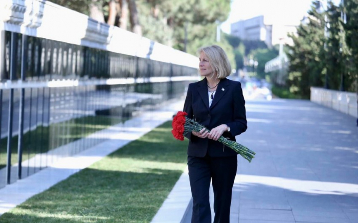   US assistant secretary visits Alley of Martyrs in Baku   