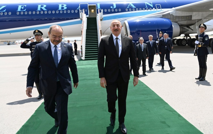  Präsident Ilham Aliyev trifft zu einem Staatsbesuch in Usbekistan ein 