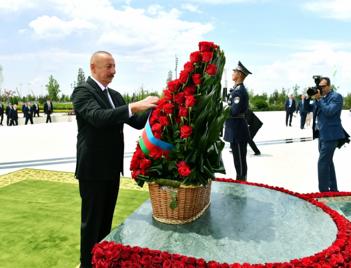 Presidente Ilham Aliyev visita el Monumento de la Independencia en Tashkent 