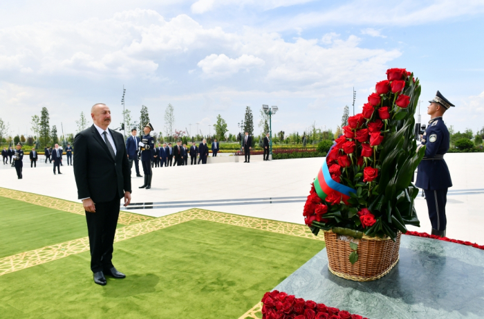  Präsident Ilham Aliyev besucht das Unabhängigkeitsdenkmal Usbekistans in Taschkent 