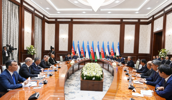   Präsidenten Aserbaidschans und Usbekistans hielten ein erweitertes Treffen ab  