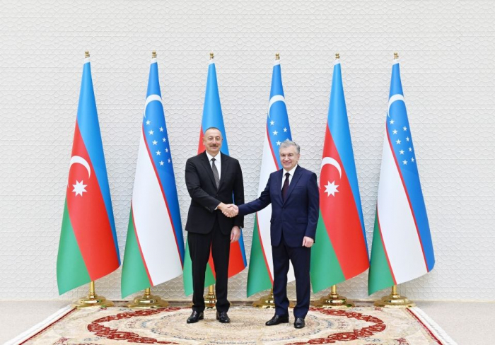   Präsidenten von Aserbaidschan und Usbekistan geben Presseerklärungen ab  