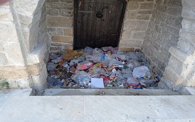   Bakıda tarixi abidə zibilliyə çevrildi -    FOTO      