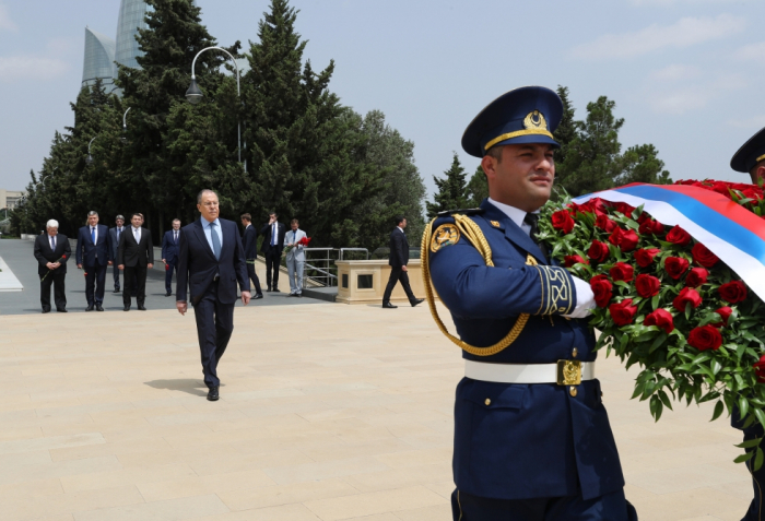 Le chef de la diplomatie russe visite l’Allée des Martyrs à Bakou