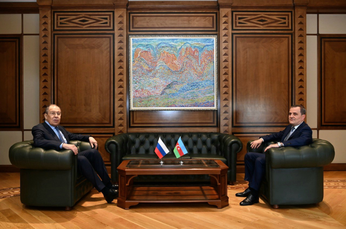   Aserbaidschanischer Außenminister trifft sich mit dem russischen Amtskollegen  