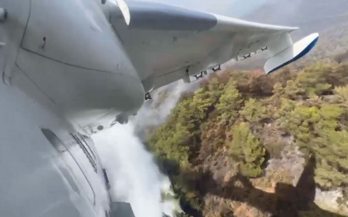   Azerbaijan releases footage of its aircraft involved in fire-fighting efforts in Turkiye –   VIDEO     